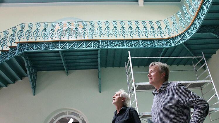 Selbst Erwin Full vom Staatlichen Bauamt (links) und Architekt Ralf Alsheimer staunen, wie schön unter anderem die Treppenhäuser des neuen Behördenzentrums im Luitpoldbad geworden sind. Foto: Ralf Ruppert