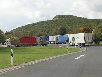 Lastwagen stehen auf dem nördlichen Spitzberg-Parkplatz bei Limbach.  Klaus Schmitt