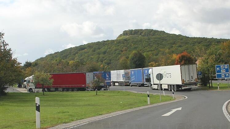 Lastwagen stehen auf dem nördlichen Spitzberg-Parkplatz bei Limbach.  Klaus Schmitt
