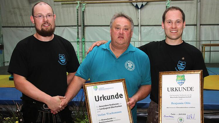 Festausschussvorsitzender Philipp Schramm zeichnete Stefan Wachsmann und Benjamin Otto mit Urkunden aus (von links). Foto: Michael Stelzner