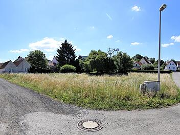 Dieses Gelände an der Schulzengasse hat die Gemeinde Rannungen gekauft. Hier soll in naher Zukunft eine Einrichtung für Tagespflege entstehen. Ob die Diakonie als Träger mit ins Boot kommt, entscheidet sich bis Juli. Dieter Britz