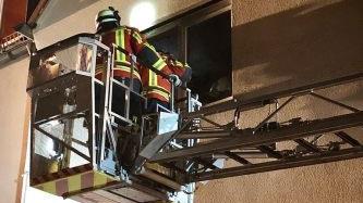 Weil das Treppenhaus verraucht war, kam bei der Personenrettung die Drehleiter zum Einsatz.   Foto: Sebastian Weber