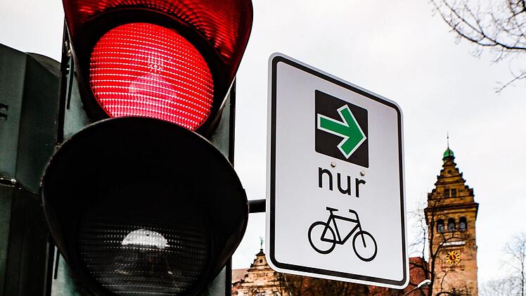 Freies Abbiegen am Grünpfeil? Ja - "aber wie beim Stoppschild gilt: erst vollständig anhalten. Dann zählen: 21, 22, 23. Und dann abbiegen", erklärt Towstoles. Abbiegen ohne Anhalten gilt als Rotlichtverstoß - also wie eine Rote Ampel zu überfahren. Dafür droht ein Bußgeld in Höhe von mindestens 70 Euro und ein Punkt in Flensburg. Wenn dadurch außerdem Personen gefährdet werden oder ein Sachschaden entsteht, kann es deutlich teurer werden. Achtung: Die Regel gilt ebenso beim in diesem Jahr neu...