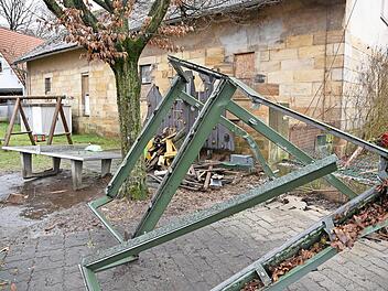 Der Fahrer krachte in Gaiganz frontal in einen Kinderspielplatz sowie ein Buswarteh&auml;uschen und durchbrach die Mauer zum Nachbargrundst&uuml;ck.