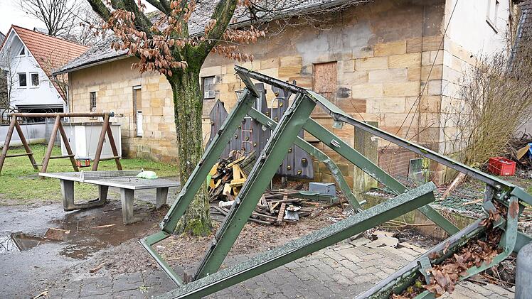Der Fahrer krachte in Gaiganz frontal in einen Kinderspielplatz sowie ein Buswarteh&auml;uschen und durchbrach die Mauer zum Nachbargrundst&uuml;ck.