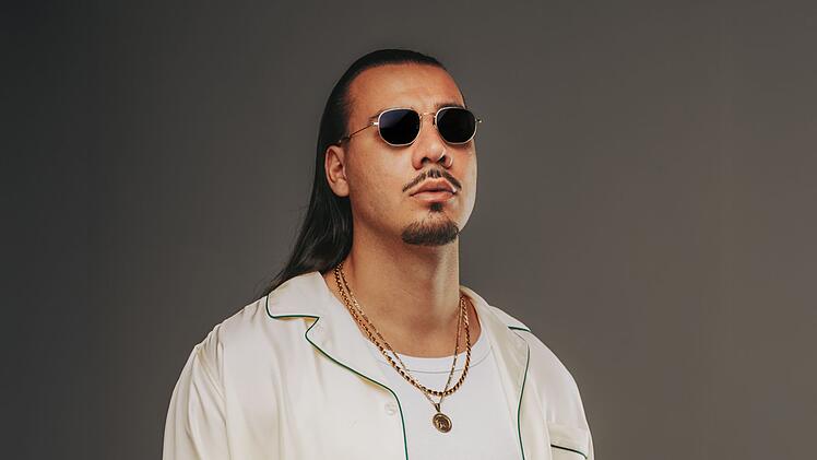 Apache 207 hatte gro&szlig;en Anteil an einem der gr&ouml;&szlig;ten Karriereerfolge von Udo Lindenberg: Die zwei sangen 2023 das Duett "Komet" und dominierten damit &uuml;ber Monate die Charts. F&uuml;r Lindenberg war es der erste Nummer-eins-Song &uuml;berhaupt.