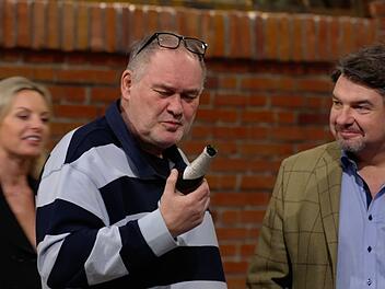 Walter Lehnertz (Mitte) nahm kurzerhand einen Schluck des wertvollen Bieres.
