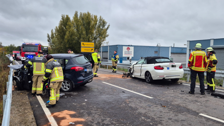 Frontalcrash auf B470 bei Diespeck: Rettungshubschrauber im Einsatz, vier Verletzte
