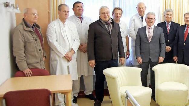 Sie übergaben den neuen Palliativraum seiner Bestimmung (von links): Karl-Heinz Zubrod, Chefarzt Andreas Flessa, Ärztlicher Direktor Heinz-Georg Bloß, Michael Schulz, Pflegedienstleiter Reinhard Scherm, Chefarzt Bernd Greger, Geschäftsführer Michael Jung, Michael Hund, Heinz Pfuhlmann.  Foto: Andreas Welz