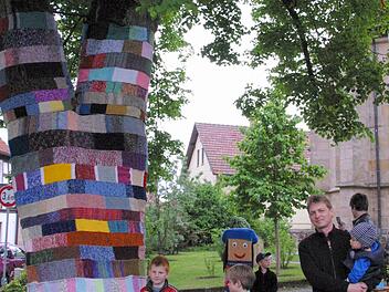 Die schick in Strick gehüllte Dorflinde im Seßlacher Stadtteil Gemünda hat sich zu einer ganz besonderen Attraktion verwandelt. Fotos: Bettina Knauth