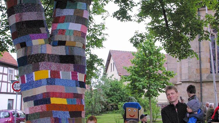 Die schick in Strick gehüllte Dorflinde im Seßlacher Stadtteil Gemünda hat sich zu einer ganz besonderen Attraktion verwandelt. Fotos: Bettina Knauth