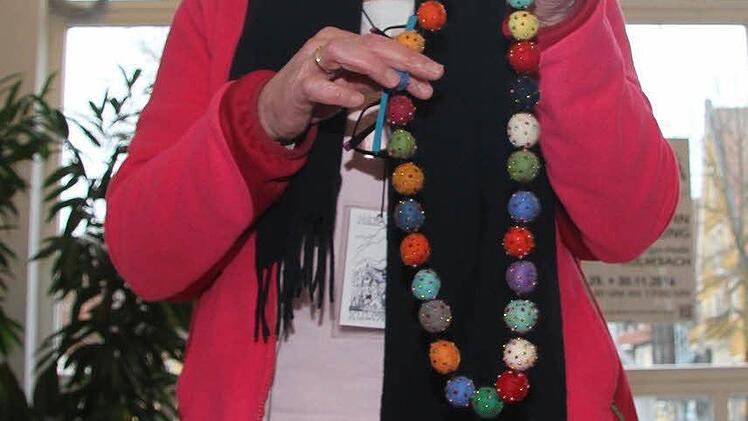 Kunterbunte Dinge für einen guten Zweck: Lisa Wagner betreut mit vielen anderen Ehrenamtlichen den Stand der Nepalhilfe in der Stadthalle. Foto: Sonja Adam