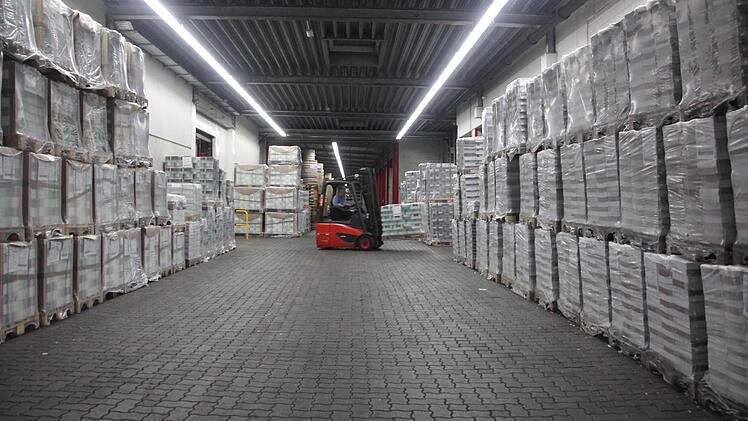 Die verschweißten Pakete warten auf die Abholung durch LKW. Foto: Daniel Ruppert