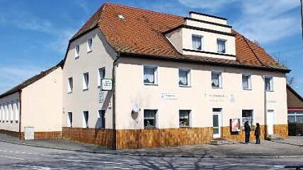 Die neuen Besitzer des Gasthauses "Zum goldenen Schwan" in der Ortsmitte von Hemhofen möchten zwar die vorhandenen Fremdenzimmer nutzen, jedoch nicht für Asylbewerber.  Foto: Andreas Dorsch/Archiv