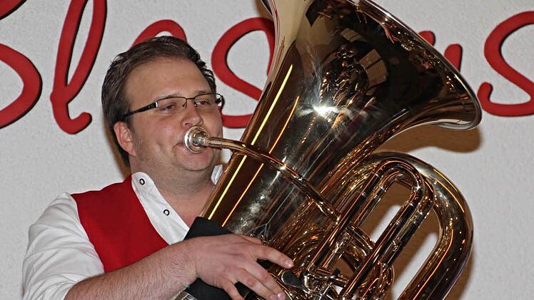 Bravoursolo für Tuba von Andreas Müller, der bei den Sternberger Musikanten seinem mächtigen Instrument tiefe Soloklänge entlockte. Foto: Helmut Will
