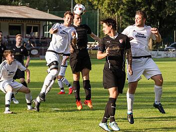 FC Kronach - TSF Theisenort: Bei einem Kronacher Eckball geht der Theisenorter Patrick Friedlein (wei&szlig;es Trikot) ins Kopfballduell mit Alexander Amon.  Foto: Heinrich Wei&szlig;