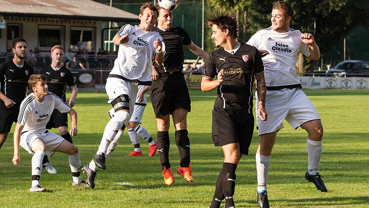 FC Kronach - TSF Theisenort: Bei einem Kronacher Eckball geht der Theisenorter Patrick Friedlein (wei&szlig;es Trikot) ins Kopfballduell mit Alexander Amon.  Foto: Heinrich Wei&szlig;
