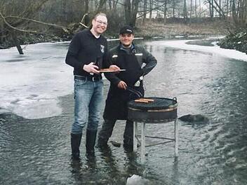 Grillen im Eiswasser für einen guten Zweck. Foto: privat