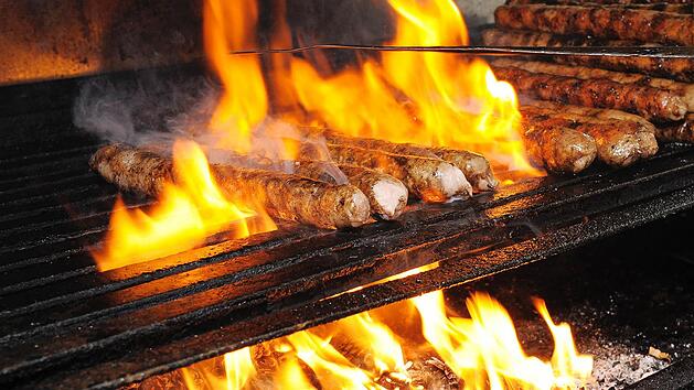 Vorsicht beim Grillen: Es können schwere Leberschäden durch Hepatitis E drohen. Davor warnt die Universitätsklinik Essen in einer Pressemitteilung. Der Grund scheint banal. Jeder kann sich schützen. Symbolfoto: David Ebener/dpa