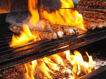 Vorsicht beim Grillen: Es können schwere Leberschäden durch Hepatitis E drohen. Davor warnt die Universitätsklinik Essen in einer Pressemitteilung. Der Grund scheint banal. Jeder kann sich schützen. Symbolfoto: David Ebener/dpa