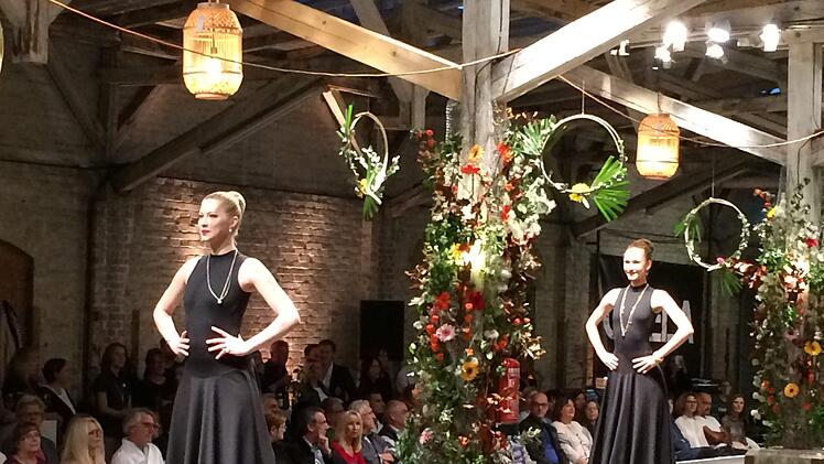 Modenschau im Coburger Güterbahnhof: Tänzerinnen vom  Ballettstudio am Ketschentor präsentierten Schmuck vom Coburger Juwelier DelochOliver Schmidt
