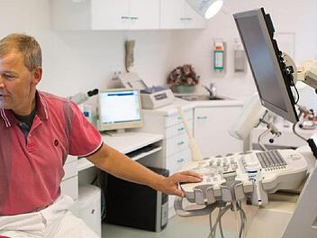 Bernd Roßberg bei der Ultraschalluntersuchung. Bei der sogenannten Sonographie war bei der Kulmbacherin eine Zyste entdeckt worden. Foto: privat