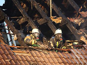In Mittelfranken ist der Dachstuhl eines Wohnhauses komplett ausgebrannt. Das Feuer ging scheinbar vom  angrenzenden Schuppen auf das Dach über.  Symbolbild: Holzheimer/News5