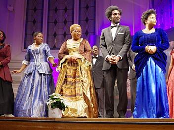 "The Golden Voices of Gospel" treten in den Kost&uuml;men der "Fisk Jubilee Singers" bei der Coburger Museumsnacht auf. Foto: Ilia Haag