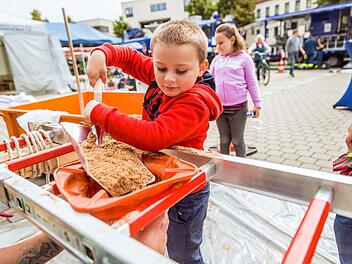 Wie viel Sand passt in einen Sandsack? Die Kleinsten konnten bei der Sandsack-Challenge mit Mini-Sandsäcken den Ernstfall simulieren. Fotos: Nicole Endres