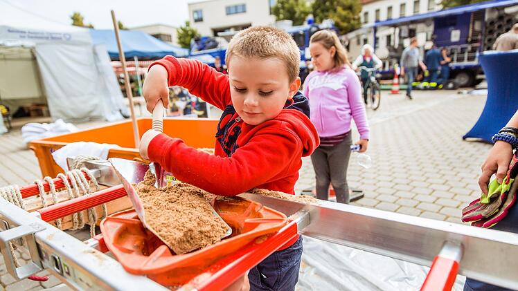 Wie viel Sand passt in einen Sandsack? Die Kleinsten konnten bei der Sandsack-Challenge mit Mini-Sandsäcken den Ernstfall simulieren. Fotos: Nicole Endres