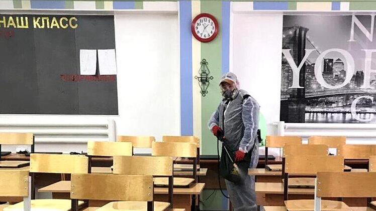 In Krasnogorsk werden die Klassenzimmer desinfiziert.     Foto: privat