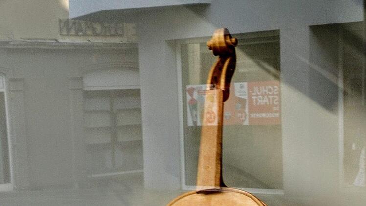 Geigenbauerin Silvia Scholz bei der Arbeit im Steinweg 14. Die Ausstellung in den Gesch&auml;ftsr&auml;umen informiert &uuml;ber den Instrumentenbau und das Coburger Handwerk.Foto: Jochen Berger