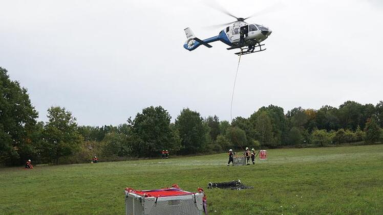 Im Rahmen der Flughelferübung wurden verschiedene Lasten transportiert. Foto: Marion Eckert