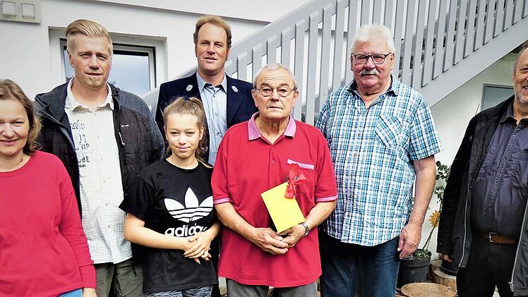 Die Gratulanten und der Jubilar, von links: Tochter Melanie mit Ehemann Sven Westhöfer und Tochter Lena, Matthias Faßold, Erwin Wehrfritz, Karlheinz Warzecha und der Dritte Bürgermeister der Gemeinde Neuenmarkt, Alfred Faßold