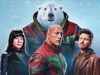 In "Red One: Alarmstufe Weihnachten" leitet Dwayne Johnson (Mitte, mit Lucy Liu und Chris Evans) eine Mission zur Rettung des Weihnachtsmanns.
