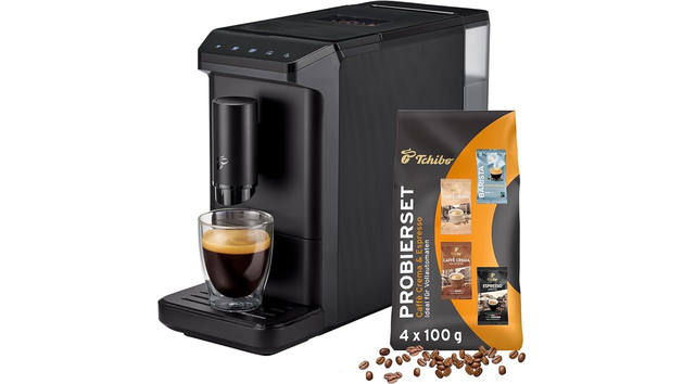 Ideal f&uuml;r Puristen und Kaffeefans mit wenig Platz: Der Tchibo Kaffeevollautomat &uuml;berzeugt mit einfacher Bedienung. Perfekt f&uuml;r Espresso oder Caff&egrave; Crema ohne Schnickschnack.