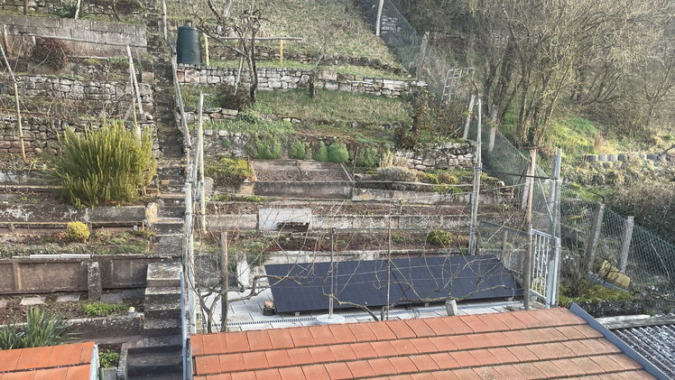 Hier stand die Anlage den Winter &uuml;ber &ndash; im Fr&uuml;hjahr wandert sie mit allen vier Modulen ein St&uuml;ck den Hang hoch, um Verschattungen zu vermeiden.