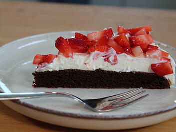 stueck-erdbeer-brownie-kuchen.jpg