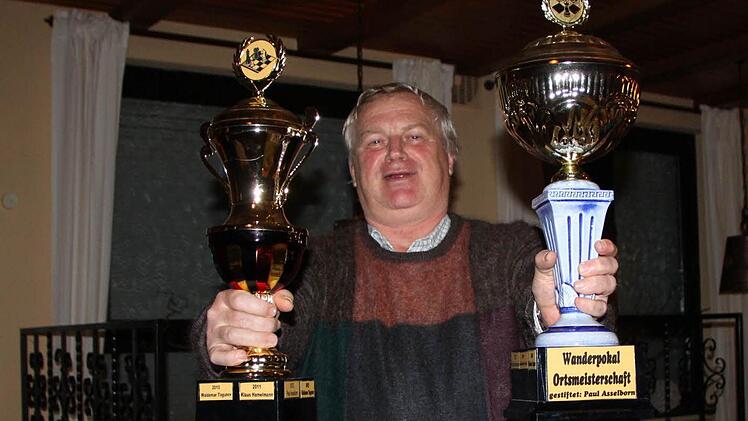 Waldemar Tagunov nahm gleich zwei Wanderpokale mit nach Hause.