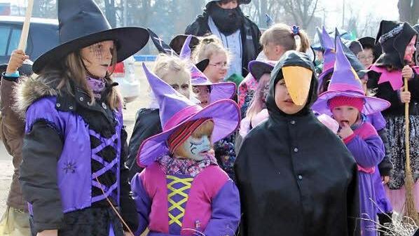 Viele kleine Hexen und Zauberer waren beim Umzug dabei.  Foto: Anja Schreinert