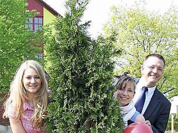 Der italienische Partnerverein pflanzte drei Säulenbäume, die an italienische Alleen erinnern sollen. Bürgermeister Karsten Fischkal hat sichtlich Freude daran, mit Sophia und Vera Bretting vom Partnerschaftskomitee zu posieren.  Fotos: Kerstin Blum