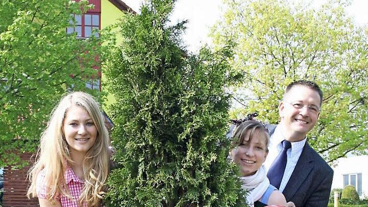 Der italienische Partnerverein pflanzte drei Säulenbäume, die an italienische Alleen erinnern sollen. Bürgermeister Karsten Fischkal hat sichtlich Freude daran, mit Sophia und Vera Bretting vom Partnerschaftskomitee zu posieren.  Fotos: Kerstin Blum