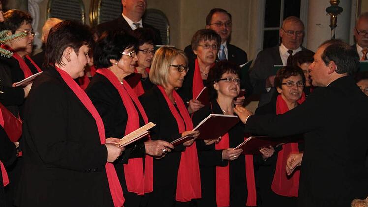 Seit 25 Jahren leitet Wolfgang Gebert (rechts) den gemischten Chor des Gesangvereins Kirchleus. Foto: Sonja Adam