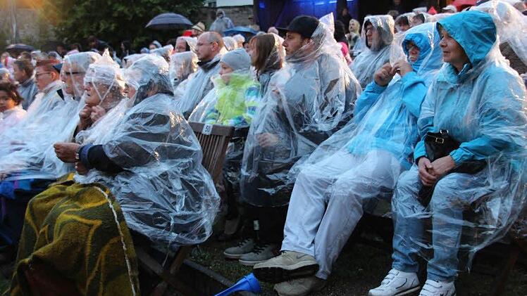 Mit Regenponchos wurden die Zuschauer nicht mehr nass.  Foto: Dieter Britz