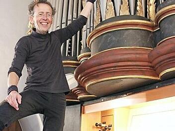 Wieland Meinhold erklärte die Orgel in St. Laurentius. Foto: K. Müller-Sanke