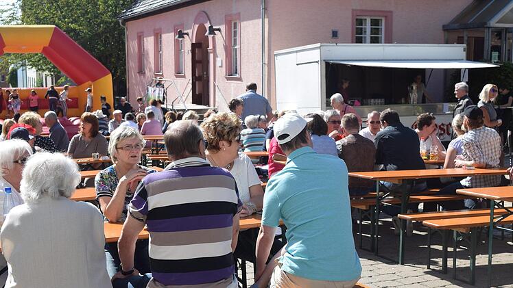 Zahlreiche Besucher lockt das Gemeindefest der Kirchgemeinde Neustadt an  -   mit diesem Andrang hatte Pfarrer Michael Meyer zu Hörste nicht gerechnet. Foto: Daniela Pondelicek