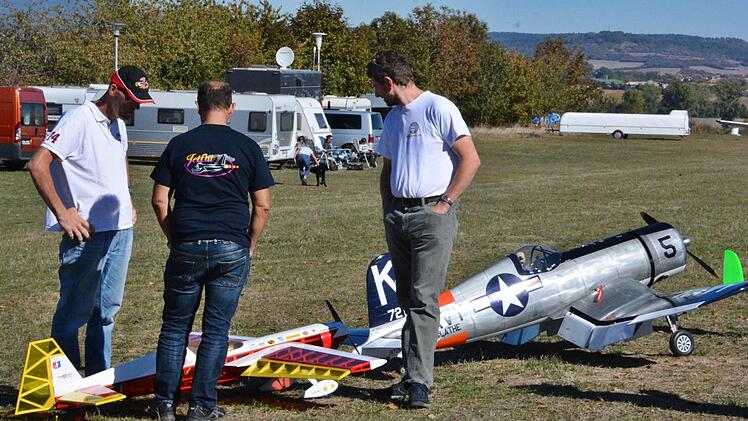 Fachsimpeln gehört natürlich bei einem Modellfliegertreffen mit dazu. Damit konnte die Wartezeit bis zum Start verkürzt werden. Foto: Hanns Friedrich