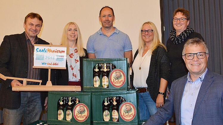 Sie sind die Gewinner bei den regionalen Verköstigungsangeboten im Rahmen des SaaleMusicums. Unser Bild zeigt von links: Projektleiter Kuno Holzheimer, Josefine Glöckner (Aschach), Sven Zirkelbach (Schönau an der Brend), Claudia Gans und Nicole Luff-Usner (Hollstadt), sowie Sponsor Bernhard Roth (Keiler Bräu).  Friedrich