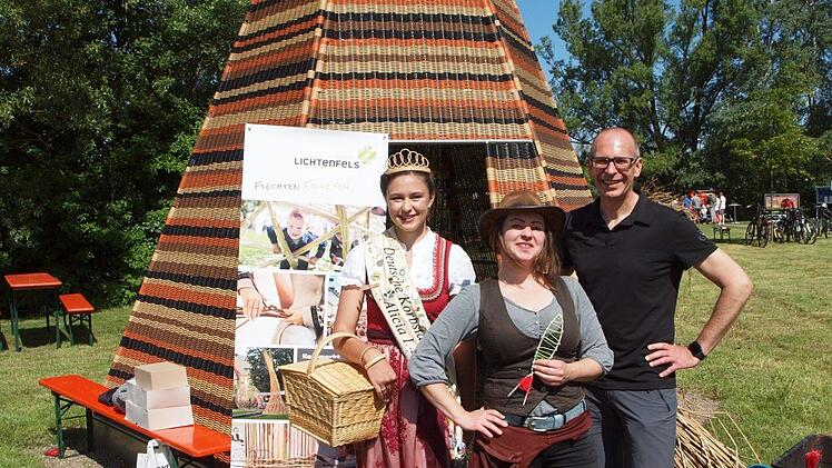 Am Stand der Stadt Lichtenfels, der von der Korbstadtkönigin Alicia I. und der Landesinnungsmeisterin im Flechthandwerk, Nina Regina Nötzelmann (von links), betreut wurde, fand sich auch Landrat Christian Meißner (rechts) bei einem Rundgang ein.   Foto: Alfred Thieret
