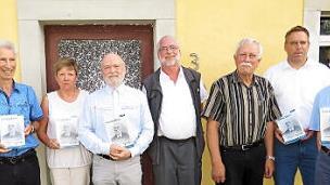 Das Aktionsteam (von links) Paul Hümmer (SPD), Autor Rainer Horn mit Ehefrau, Wolfgang Jäger (Vorsitzender des historischen Vereins), Rolf Haußig, Gottfried Henfling (Ortschronist), Matthias Bäuerlein (Bürgermeister), Thomas Schindler (Zweiter Vorsitzender), Klaus Kunkel (Schatzmeister)  Fotos: Klaus Kunkel